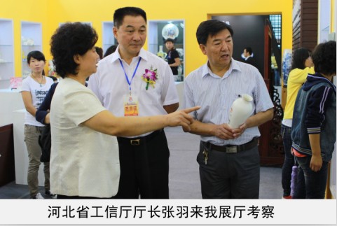 操美女的小骚逼视频省工信厅厅长来我厅考察